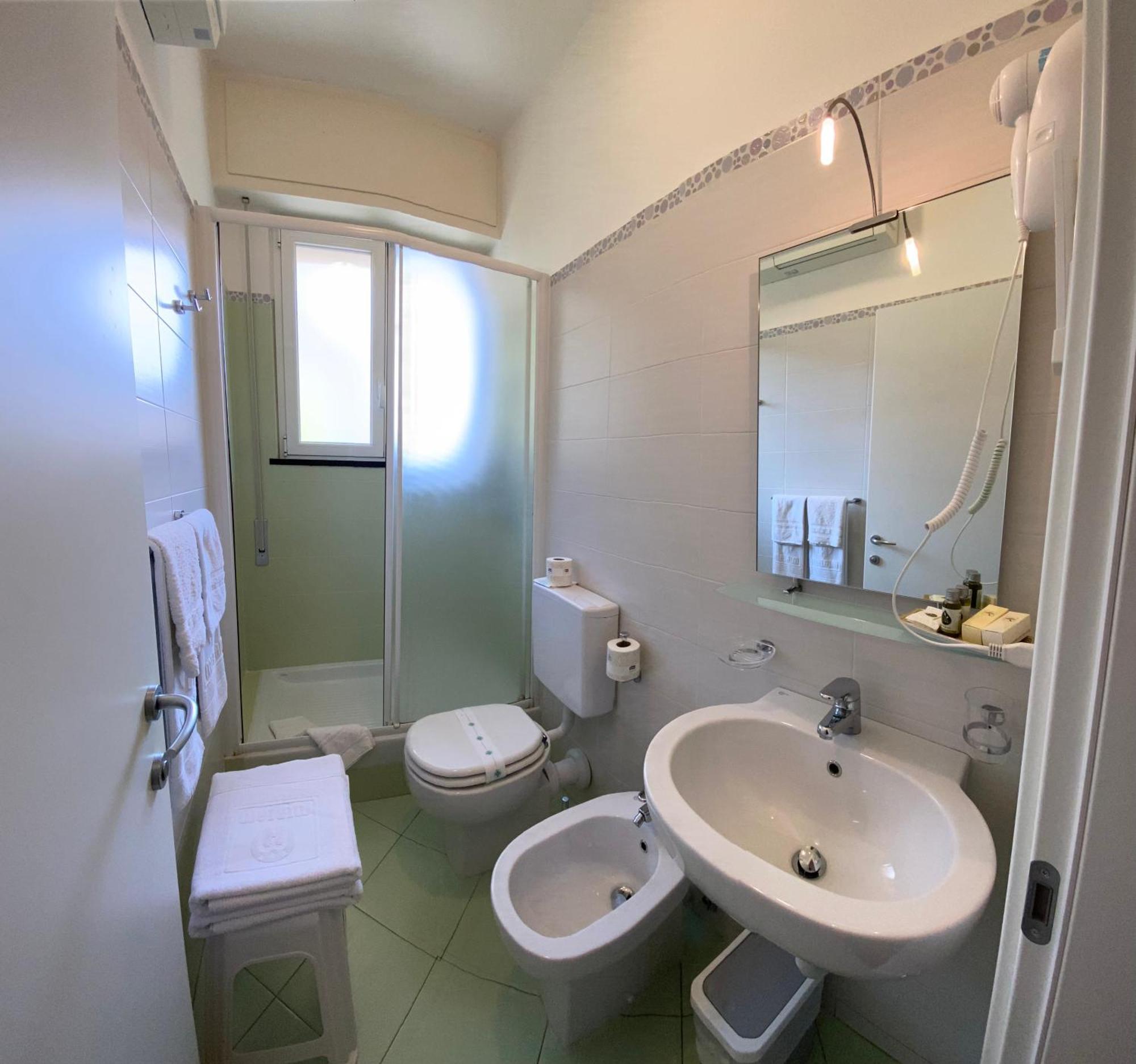 Hotel Miriam Сестри Леванте Екстериор снимка